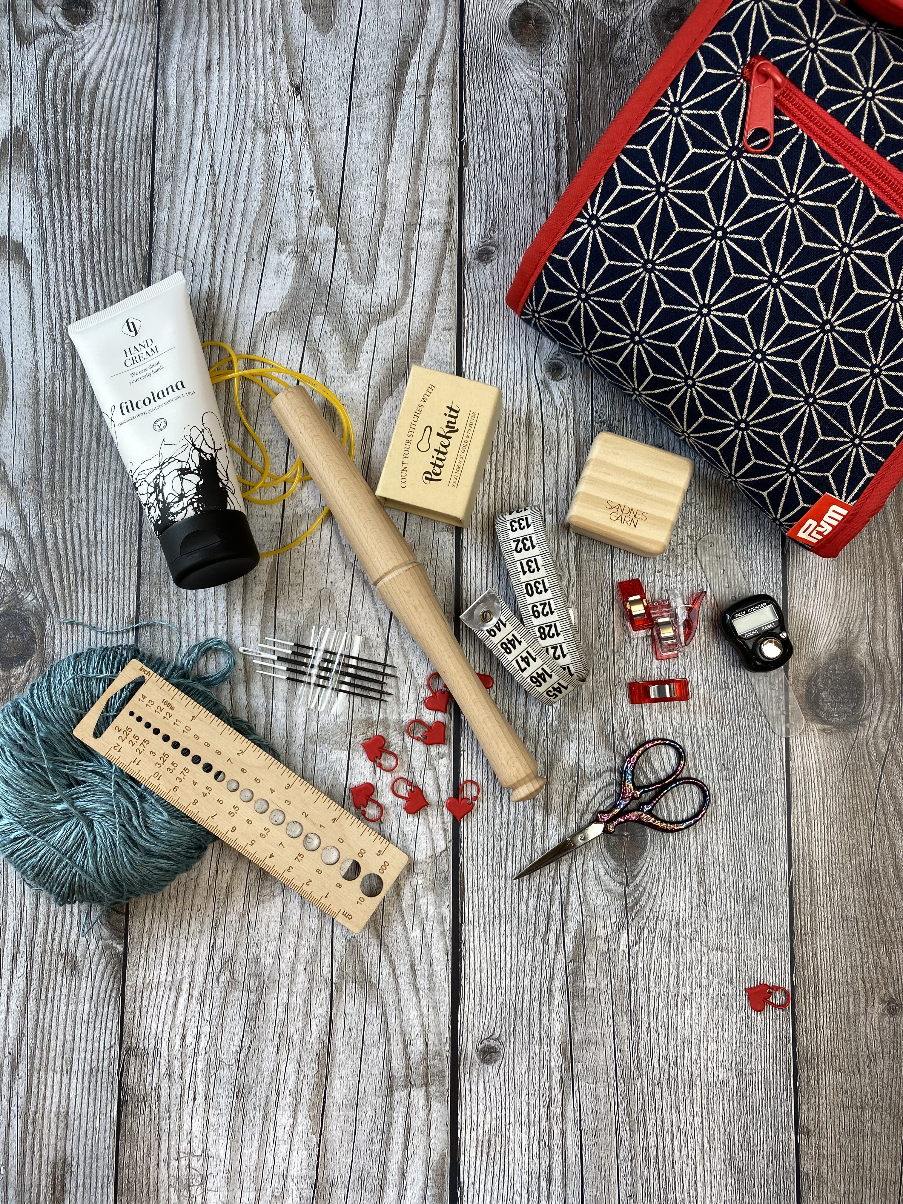 Strikke- og h&aelig;klev&aelig;rkt&oslash;j