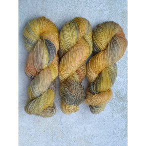 Gylden - H�ndfarvet garn, 75% uld, 25% polyamid   100 gram = 420 meter