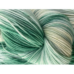 Saga Leaf  H�ndfarvet garn, 80% merino, 20% nylon , 100 gram = 325 meter