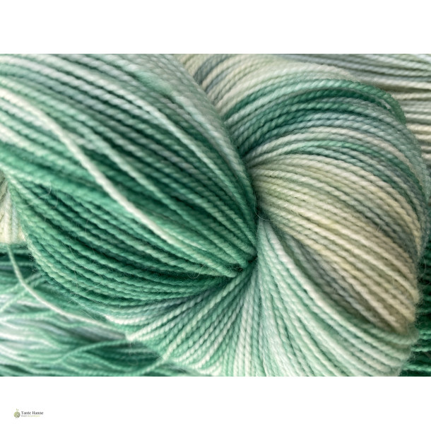 Saga Leaf  H�ndfarvet garn, 80% merino, 20% nylon , 100 gram = 325 meter