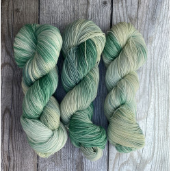 Saga Leaf  H�ndfarvet garn, 80% merino, 20% nylon , 100 gram = 325 meter