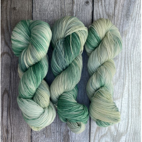 Saga Leaf  H�ndfarvet garn, 80% merino, 20% nylon , 100 gram = 325 meter