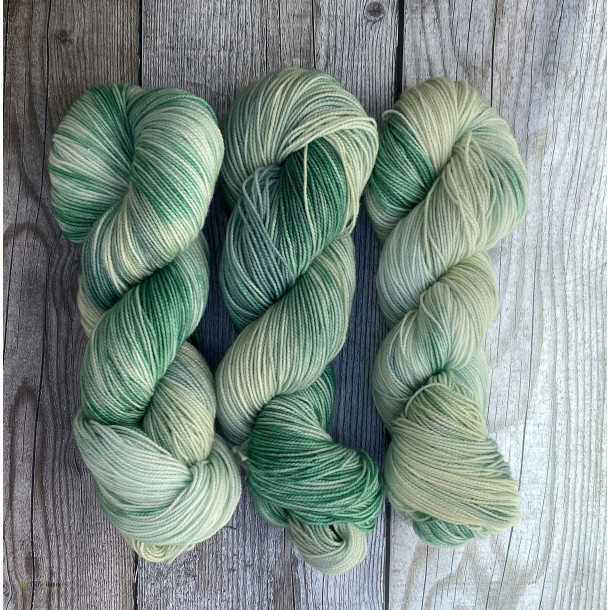 Saga Leaf  H�ndfarvet garn, 80% merino, 20% nylon , 100 gram = 325 meter