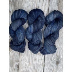 P� Dybt Vand - H�ndfarvet garn, 75% uld, 25% polyamid   100 gram = 420 meter