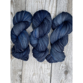 P� Dybt Vand - H�ndfarvet garn, 75% uld, 25% polyamid   100 gram = 420 meter