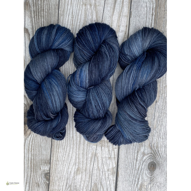 P� Dybt Vand - H�ndfarvet garn, 75% uld, 25% polyamid   100 gram = 420 meter