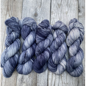 Blue Notes - H�ndfarvet garn, 75% uld, 25% polyamid   100 gram = 420 meter