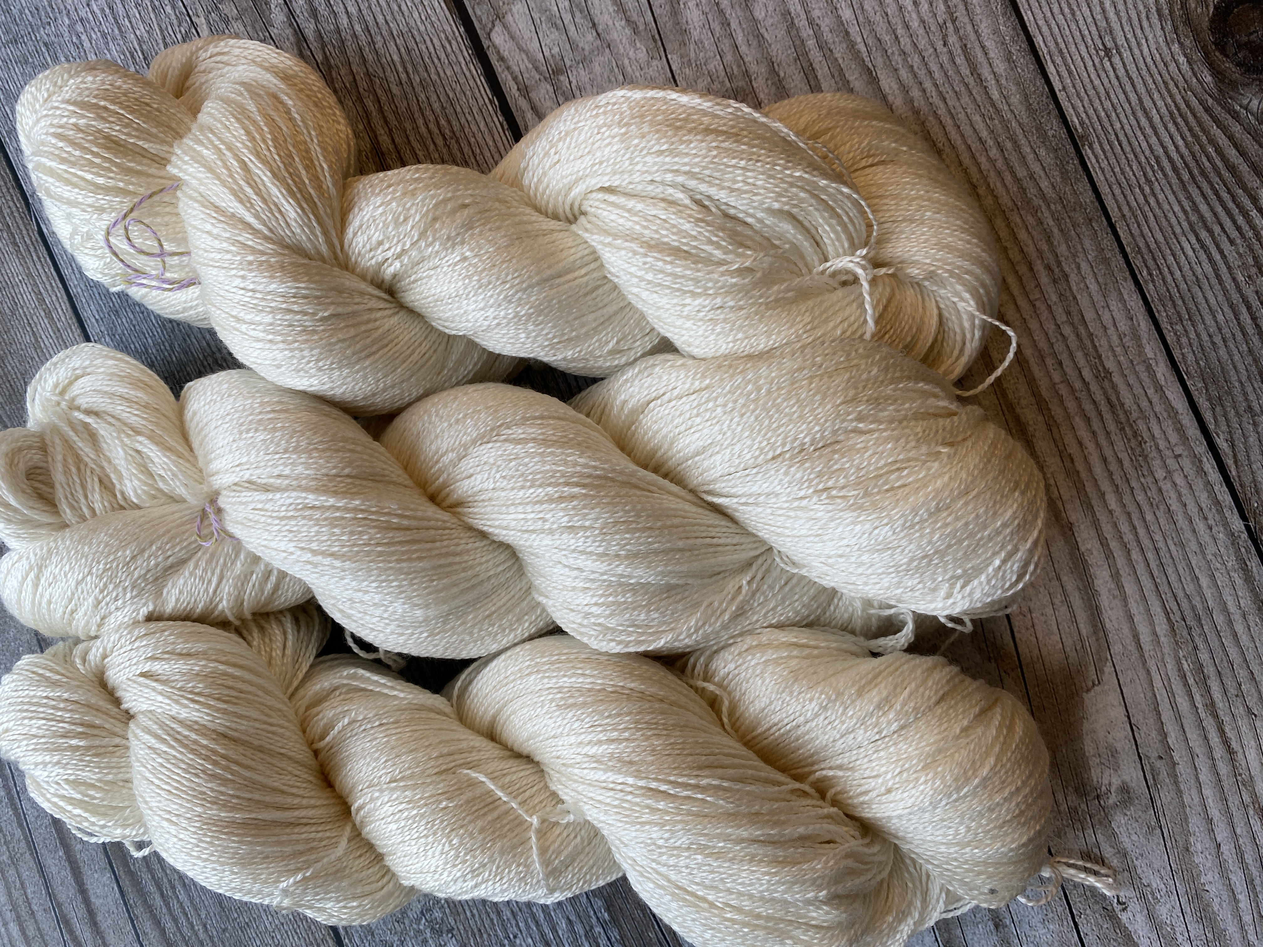 Ufarvet garn efter v&aelig;gt systemet