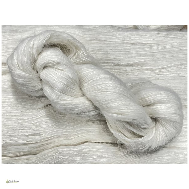 Ufarvet garn Nr. 8  Baby Suri Alpaca, 100% alpaca 400 m/100 gram