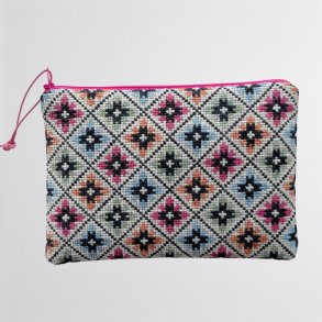 Dalarna Clutch Stramaj Broderipakke fra BALDYRE