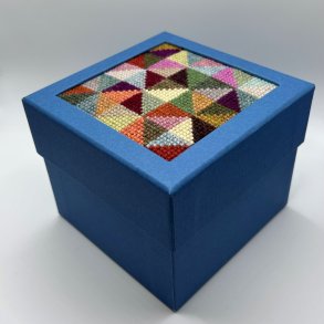 Baldyre Boxen i bl incl. broderikit til montage i lget. 