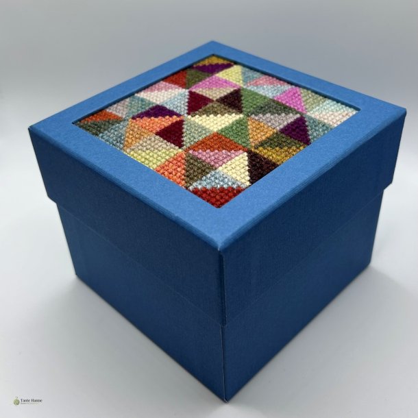 Baldyre Boxen i bl incl. broderikit til montage i lget. 