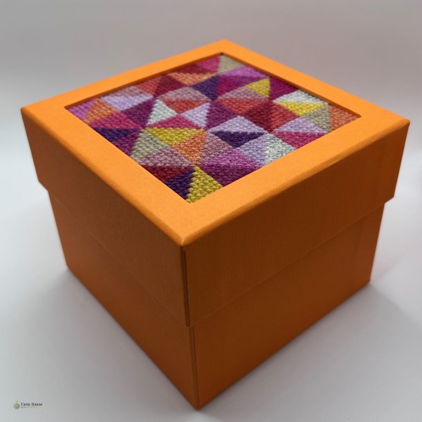 Baldyre Boxen i orange incl. broderikit til montage i lget. 