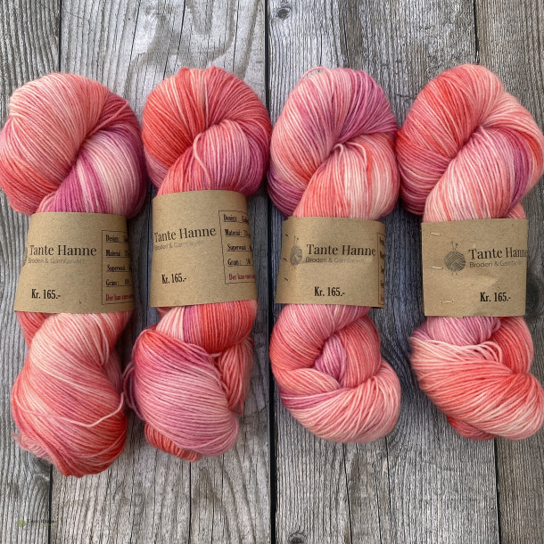 Dahlia - H�ndfarvet garn, 75% corridale uld, 25% polyamid   100 gram = 410 meter  (RAW 14 Lang Yarn)