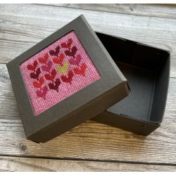 En Hjertesag i ske , Broderi kit fra Tante Hanne