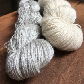 Ufarvet garn Gepard Wild & Soft 60% merinould Gr� melleret , 40 % vild tussah silke,   480 m / 100 g