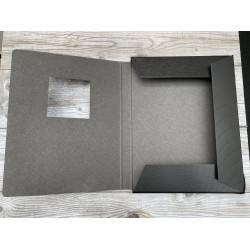 Sort mappe til broderi med flapper og ellastik , 32 x 24 cm, h�jde 2,5 cm (hul 9 x 9 cm)