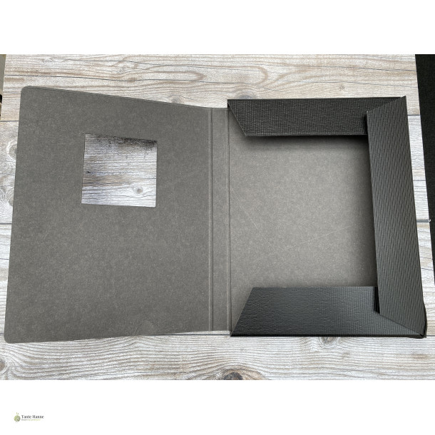 Sort mappe til broderi med flapper og ellastik , 32 x 24 cm, h�jde 2,5 cm (hul 9 x 9 cm)