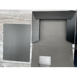 Sort mappe til broderi med flapper og ellastik , 32 x 24 cm, h�jde 2,5 cm (hul 9 x 9 cm)