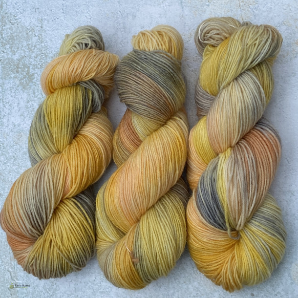 h�ndfarvet garn gylden 