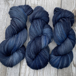 P� Dybt Vand - H�ndfarvet garn, 75% uld, 25% polyamid   100 gram = 420 meter