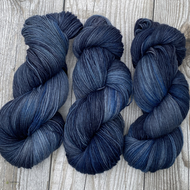 P� Dybt Vand - H�ndfarvet garn, 75% uld, 25% polyamid   100 gram = 420 meter