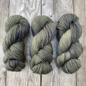 Sommer Regn - H�ndfarvet garn, 100% corridal uld,  100 gram = 420 meter  (RAW 13 Lang Yarn)