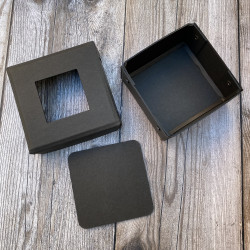 �ske til montage af broderi, 9 x 9 cm, h�jde 4,5 cm. Hul 5 x 5 cm. 