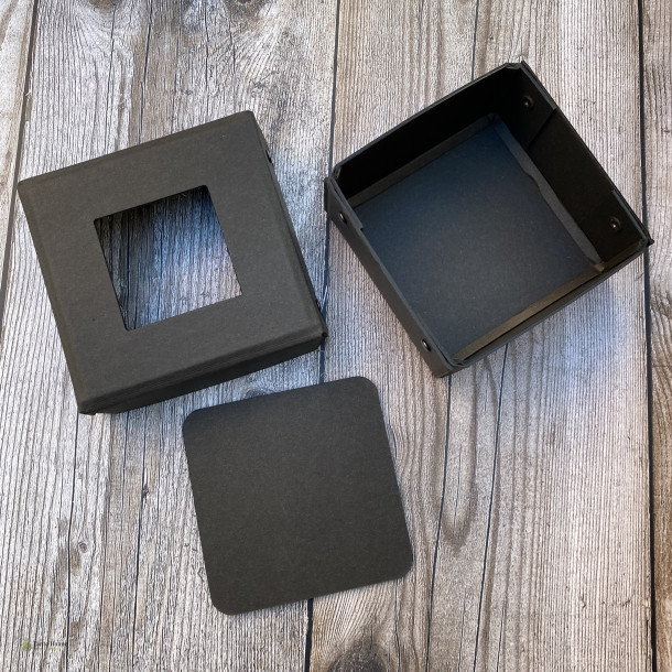 �ske til montage af broderi, 9 x 9 cm, h�jde 4,5 cm. Hul 5 x 5 cm. 