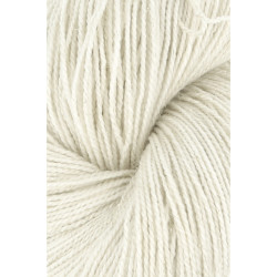 Ufarvet garn RAW 1  Merino 68%, Polyamid 17%, Polyacryl 12%, 3% Metallic Superwash,  410 m/100 gram
