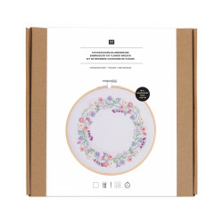 Broderi Kit blomsterkrans p� p�tegnet stof, incl.  ramme