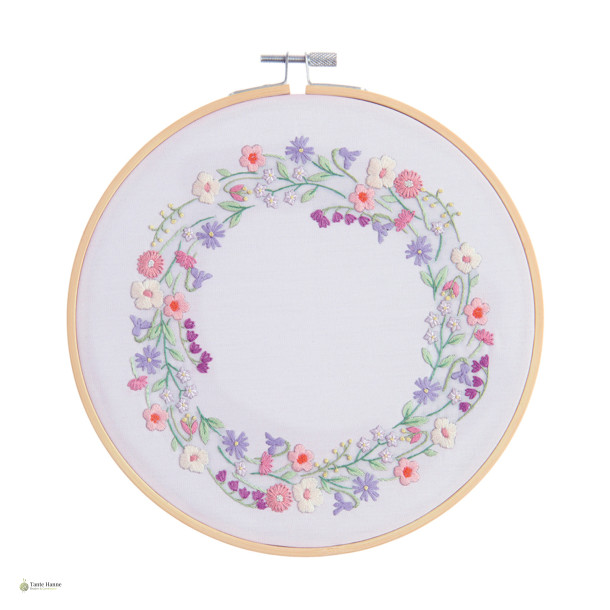 Broderi Kit blomsterkrans p� p�tegnet stof, incl.  ramme