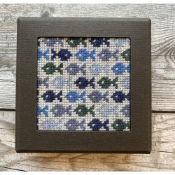 Sm bl fisk i ske , Broderi Kit - design TanteHanne.dk