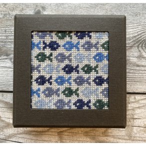 Sm bl fisk i ske , Broderi Kit - design TanteHanne.dk