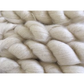 Ufarvet garn Nr. 21 Kid Mohair 72%, Silke 28 % , 420 m /50 gram 