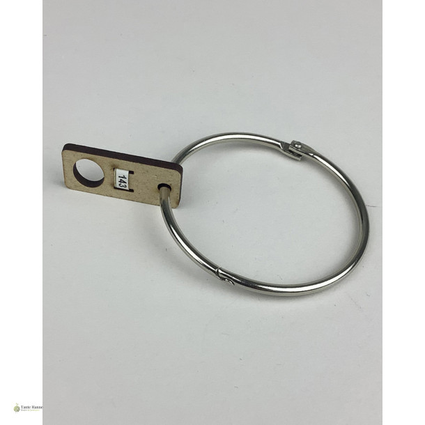 Metalring med holder til broderigarn i tr�.  S�t med 1 ring 10 holder. 