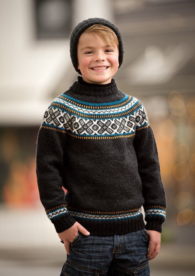 Drenge sweater med rundt bærestykke - Gratis PDF strikkeopskrift - - gratis - Tante