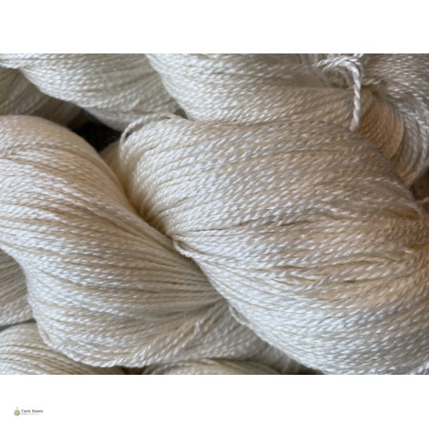 Ufarvet garn Nr. 1 Merino Silke garn 50% uld, 50% silke  Superwash, 600 m/100 gram