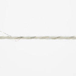 Ufarvet garn RAW 1  Merino 68%, Polyamid 17%, Polyacryl 12%, 3% Metallic Superwash,  410 m/100 gram