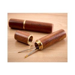 Nle etui til broderi i tr med messing gevind 