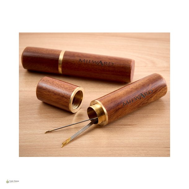 N�le etui til broderi i tr� med messing gevind 