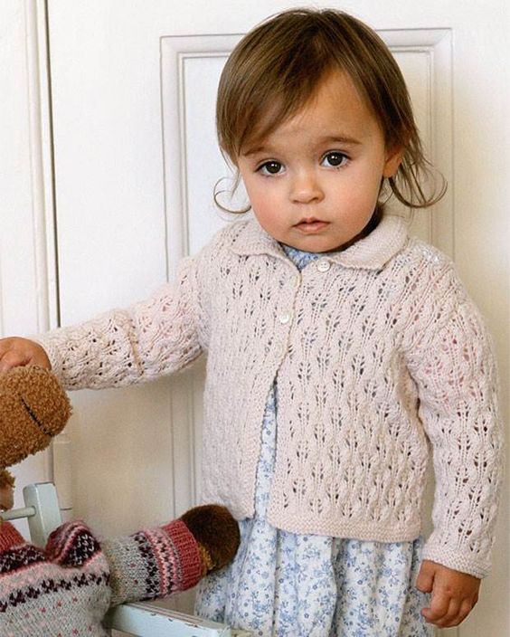 klodset meget fint Diagnose Opskrift på babytrøje med hulmønster